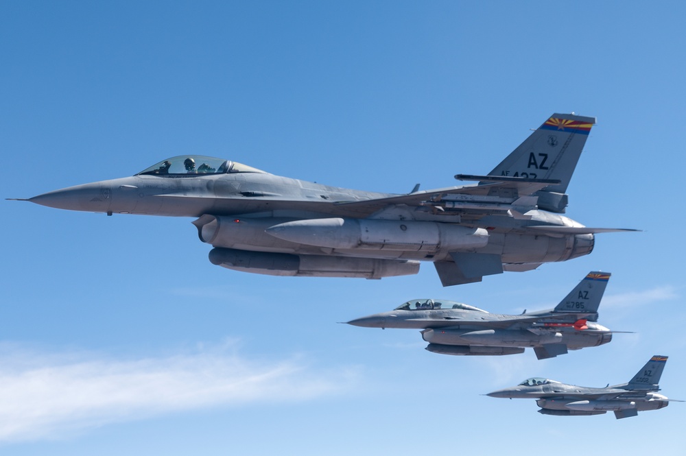 Arizona Air National Guard’s 161St Air Refueling Wing refuels F-16 Fighting Falcons from the 162nd Wing.