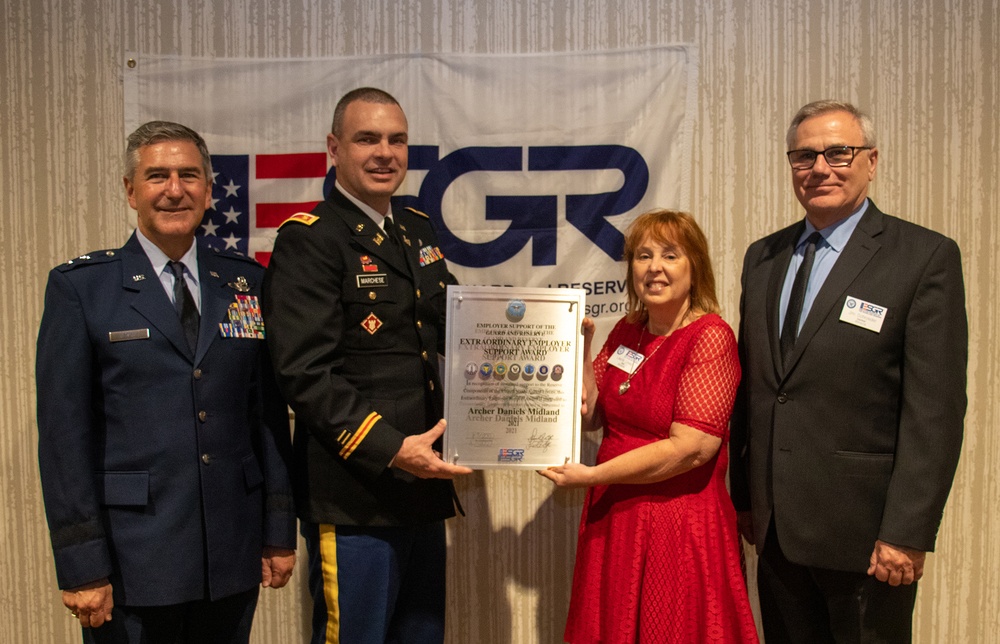 Illinois ESGR honors Employers at annual banquet