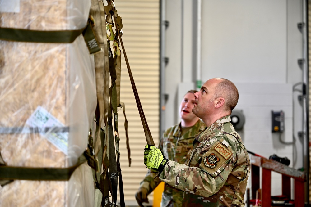 521st AMOW Command Chief visits 724 AMS