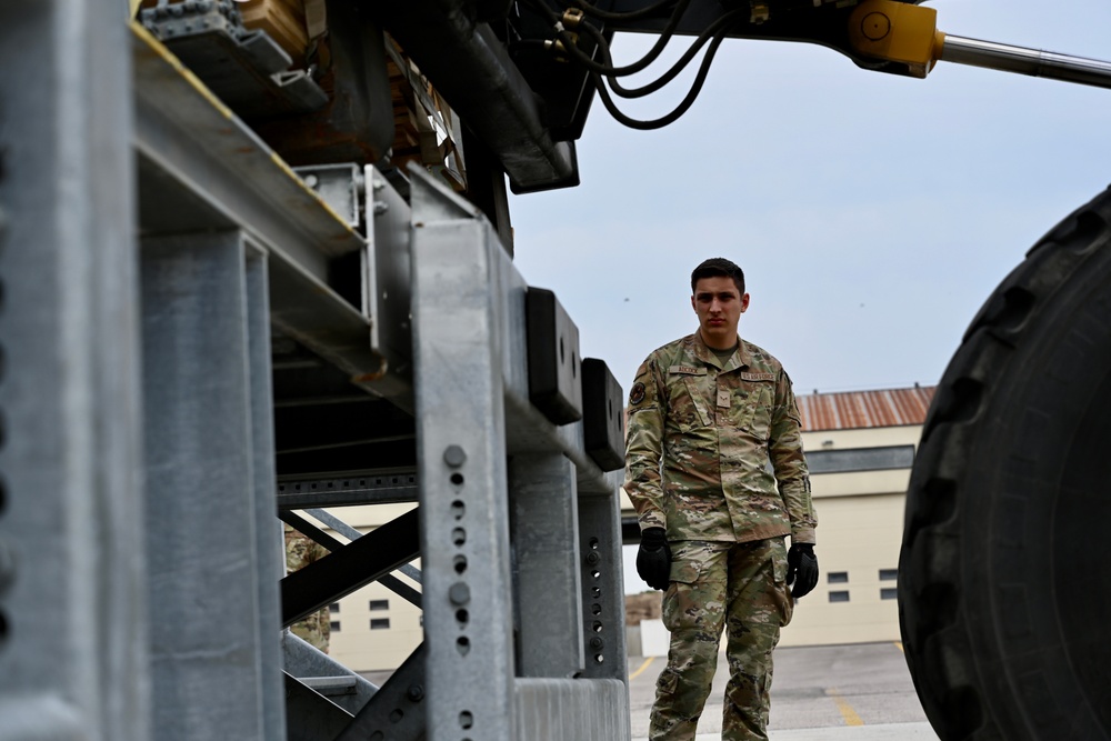 521st AMOW Command Chief visits 724 AMS