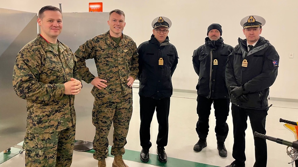 Icelandic Distinguished Visitors tour the 22 MEU STP