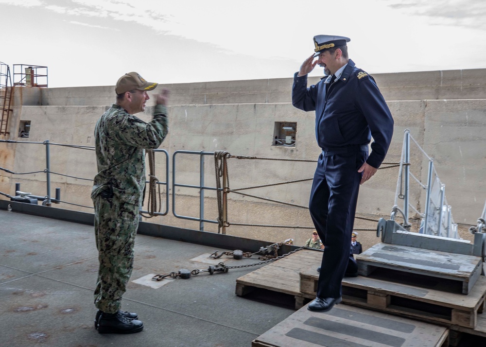 USS Hershel &quot;Woody&quot; Williams (ESB 4) Hosts Italian Naval Leadership