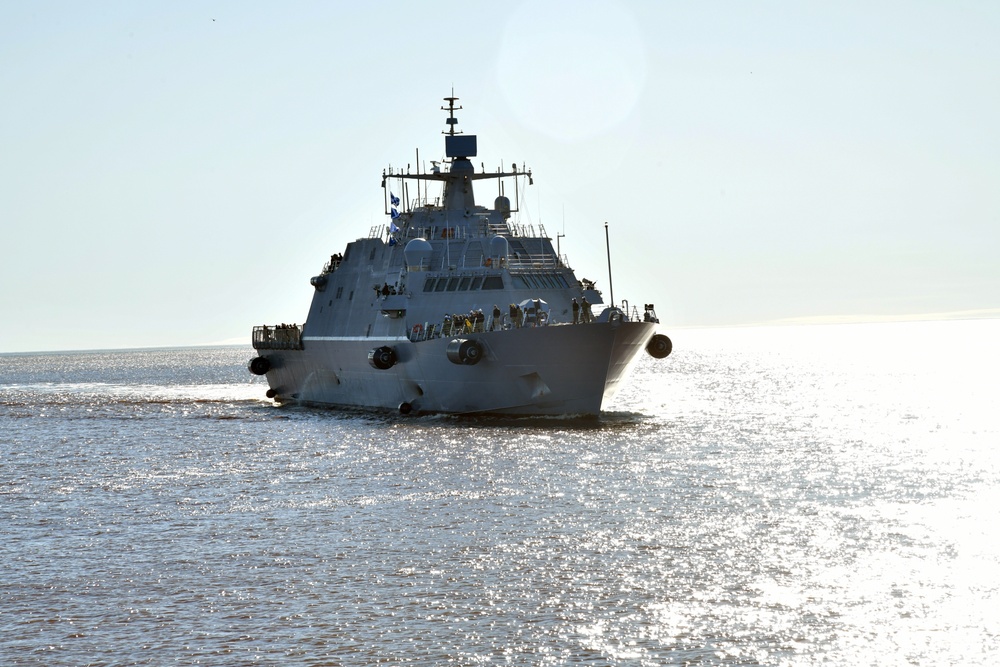 The future USS Minneapolis-Saint Paul (PCU LCS-21) arrives in Duluth, Minnesota