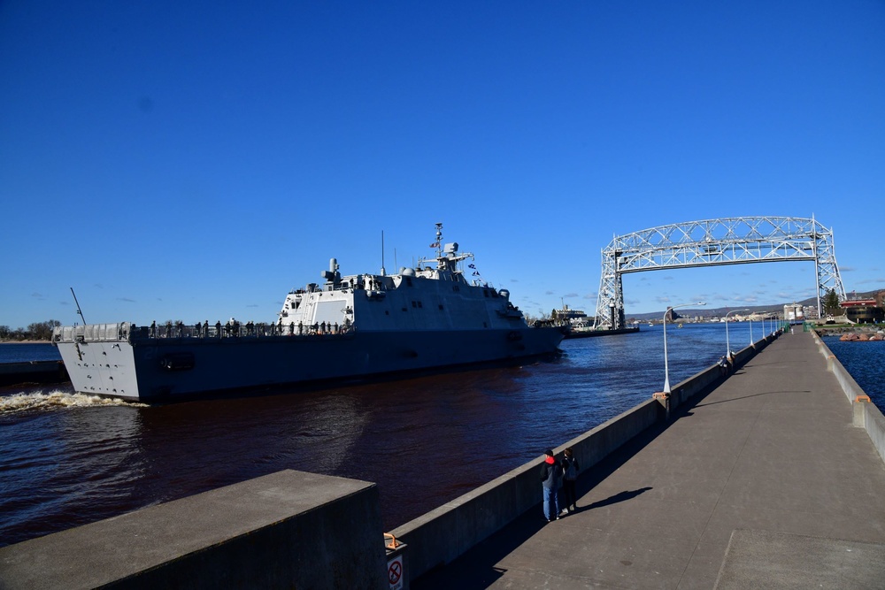 The future USS Minneapolis-Saint Paul (PCU LCS-21) arrives in Duluth, Minnesota