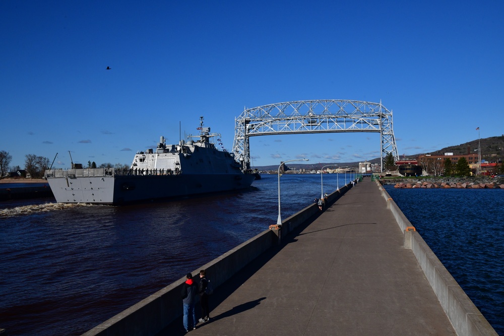 The future USS Minneapolis-Saint Paul (PCU LCS-21) arrives in Duluth, Minnesota