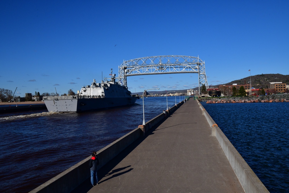 The future USS Minneapolis-Saint Paul (PCU LCS-21) arrives in Duluth, Minnesota