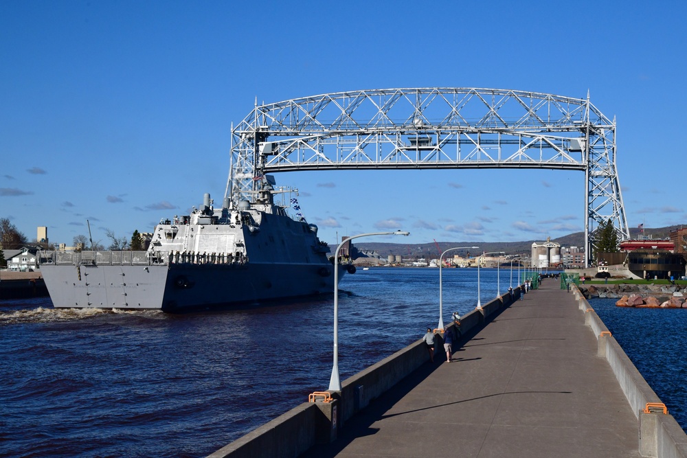 The future USS Minneapolis-Saint Paul (PCU LCS-21) arrives in Duluth, Minnesota