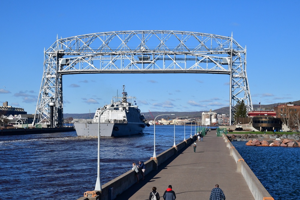 The future USS Minneapolis-Saint Paul (PCU LCS-21) arrives in Duluth, Minnesota