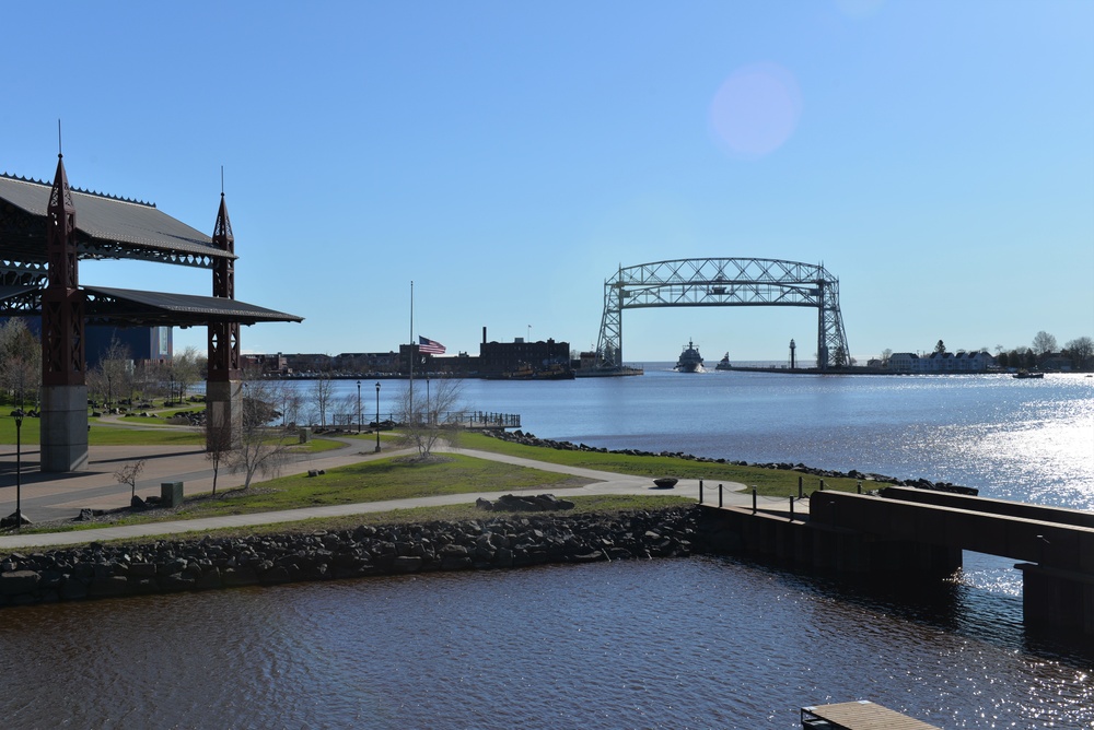 The future USS Minneapolis-Saint Paul (PCU LCS-21) arrives in Duluth, Minnesota