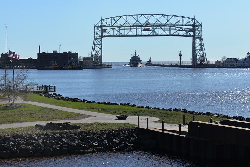 The future USS Minneapolis-Saint Paul (PCU LCS-21) arrives in Duluth, Minnesota