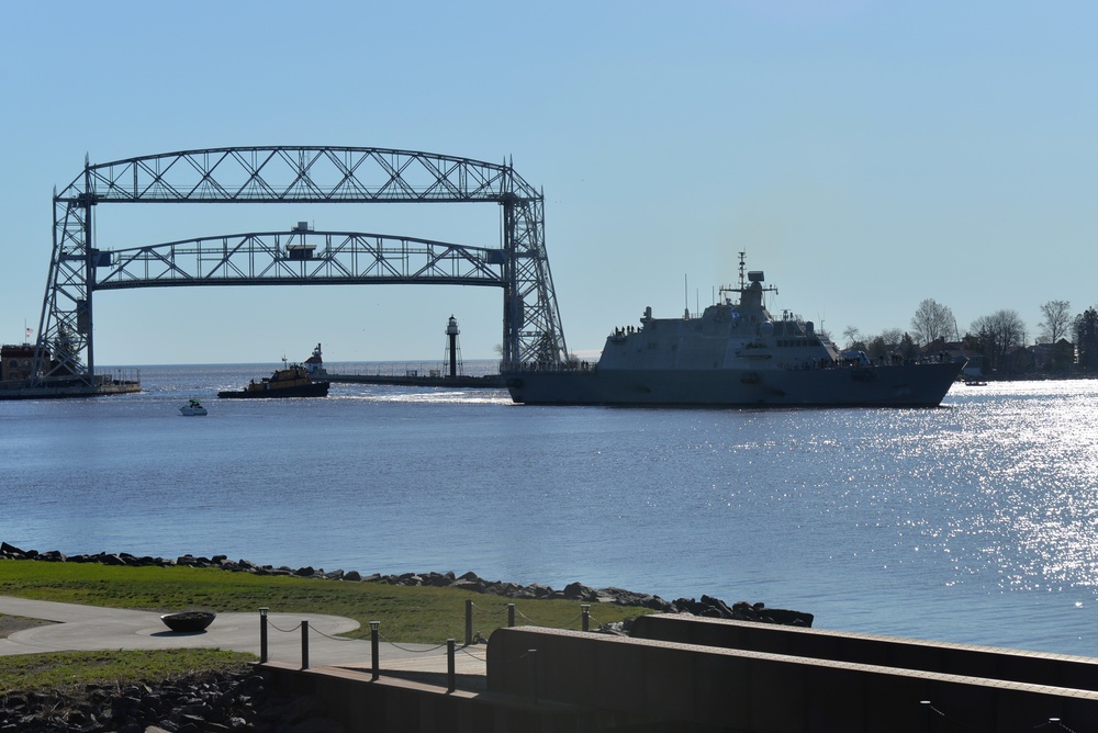 The future USS Minneapolis-Saint Paul (PCU LCS-21) arrives in Duluth, Minnesota