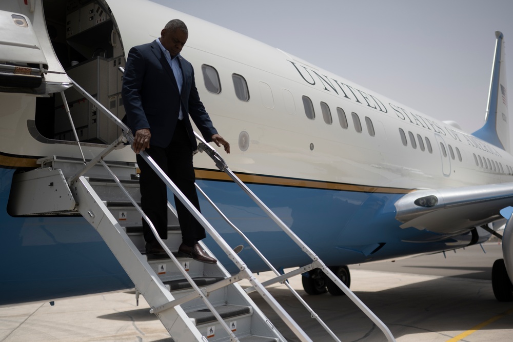 SECDEF Visits UAE