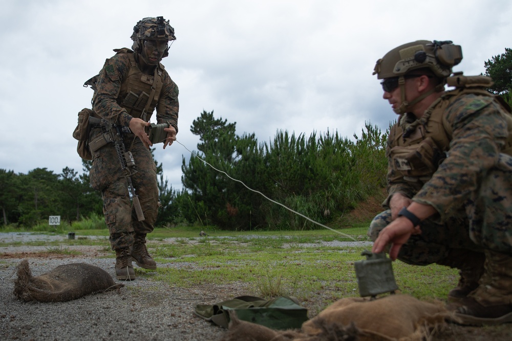 3/2 Combat Engineers utilize explosives in live-fire drill