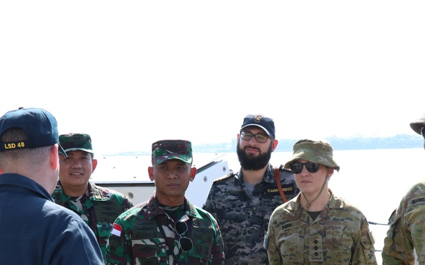 USS Ashland conducts bilateral ship tour