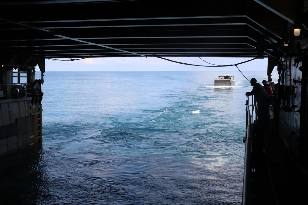 USS Ashland conducts LCM operations during Croc Response