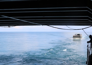 USS Ashland conducts LCM operations during Croc Response