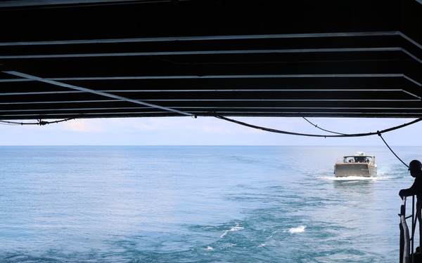 USS Ashland conducts LCM operations during Croc Response