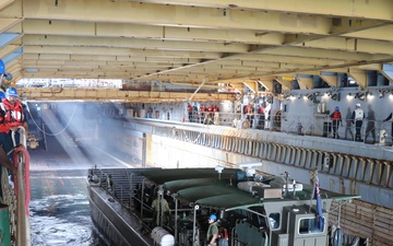 USS Ashland conducts LCM operations during Croc Response