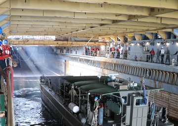 USS Ashland conducts LCM operations during Croc Response