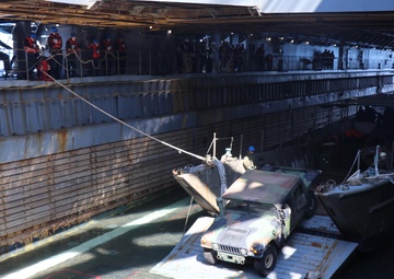 USS Ashland conducts LCM operations during Croc Response