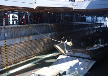 USS Ashland conducts LCM operations during Croc Response