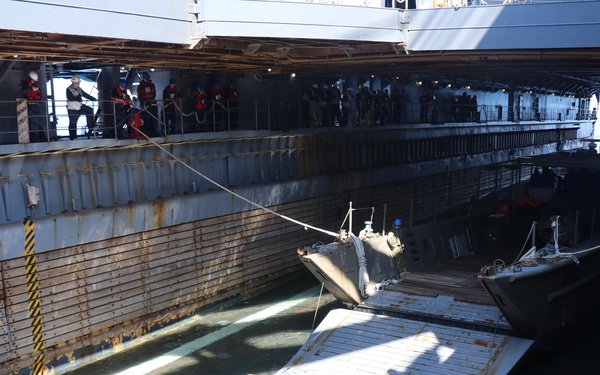 USS Ashland conducts LCM operations during Croc Response