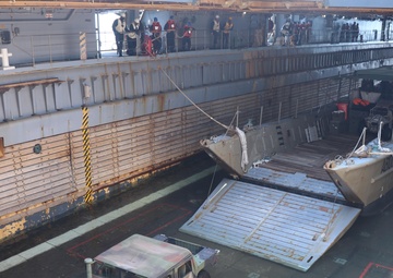 USS Ashland conducts LCM operations during Croc Response