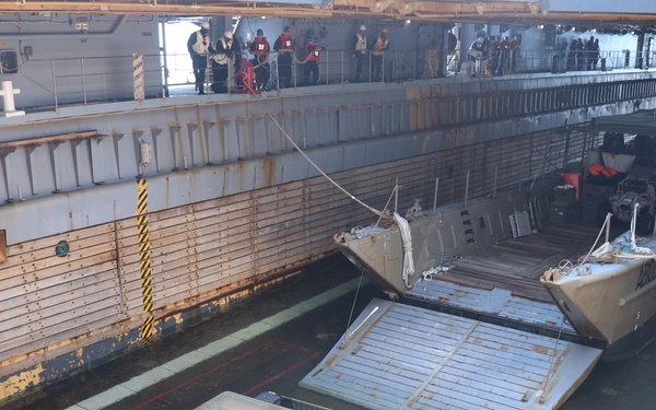 USS Ashland conducts LCM operations during Croc Response