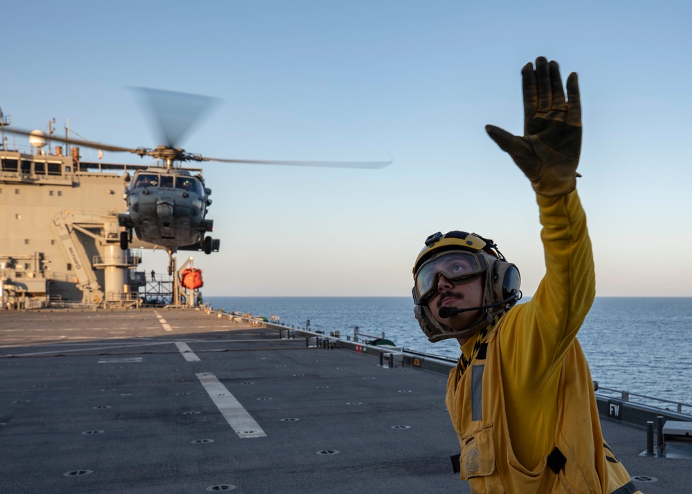 USS Hershel "Woody" Williams (ESB 4) Conducts Flight Operations