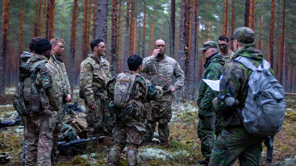 The Commander of the Finnish Defense Force, Lt. Gen. Pasi Välimäki, meets with U.S. Army Soldiers during Exercise Arrow 22