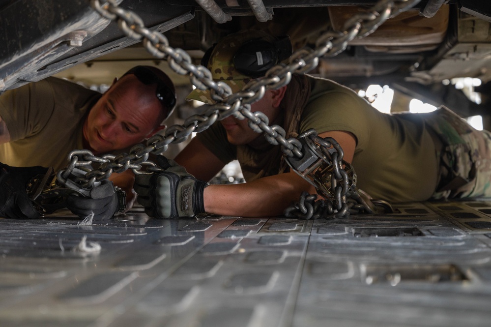 U.S. Army executes tactical command post air movement