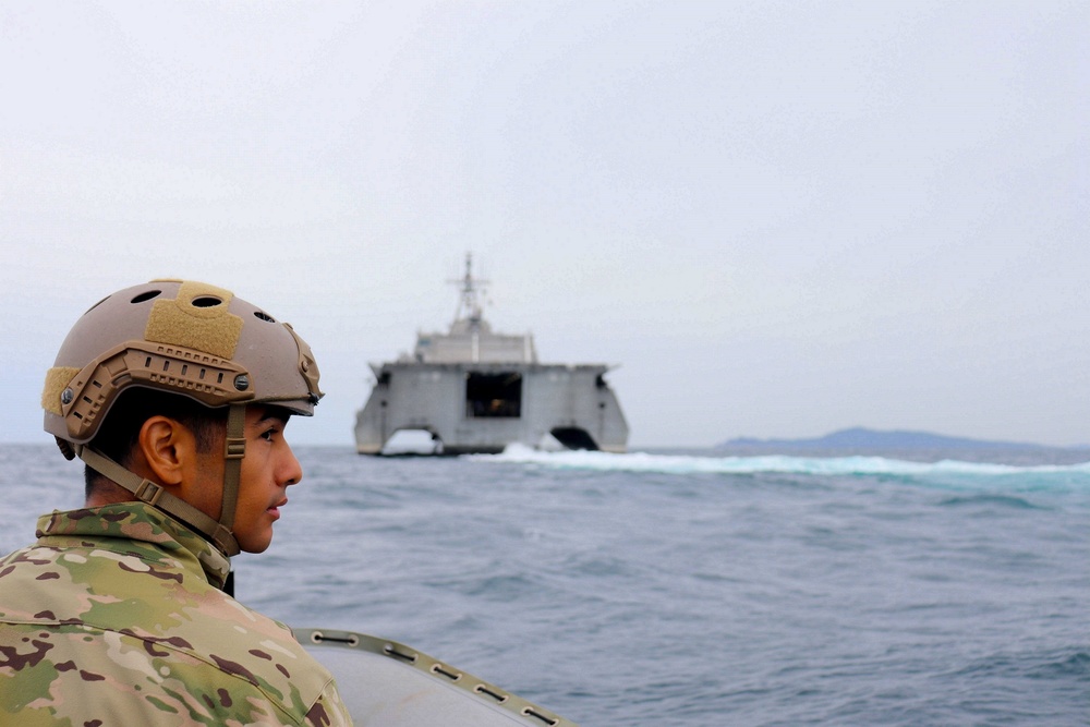 USS Charleston (LCS 18) and EODMU 11 participate in Noble Vanguard