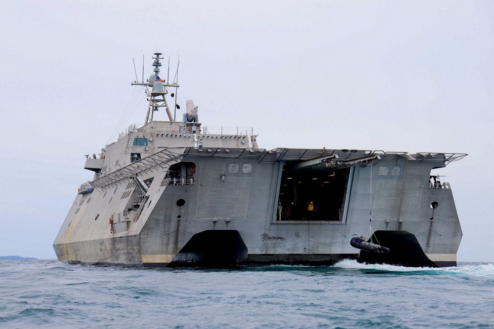 USS Charleston (LCS 18) and EODMU 11 participate in Noble Vanguard