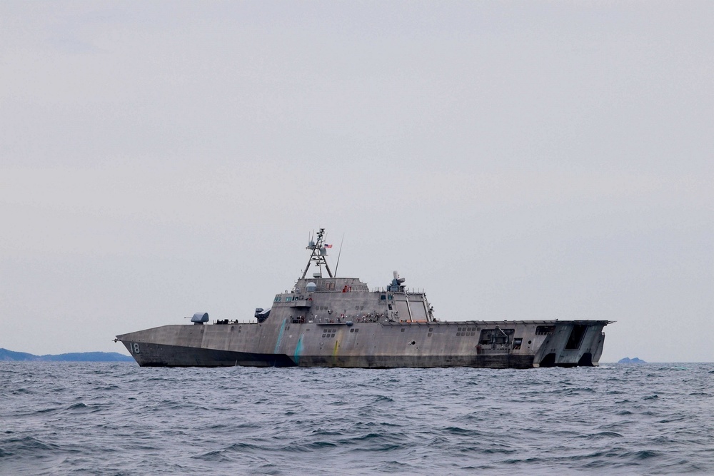 USS Charleston (LCS 18) and EODMU 11 participate in Noble Vanguard