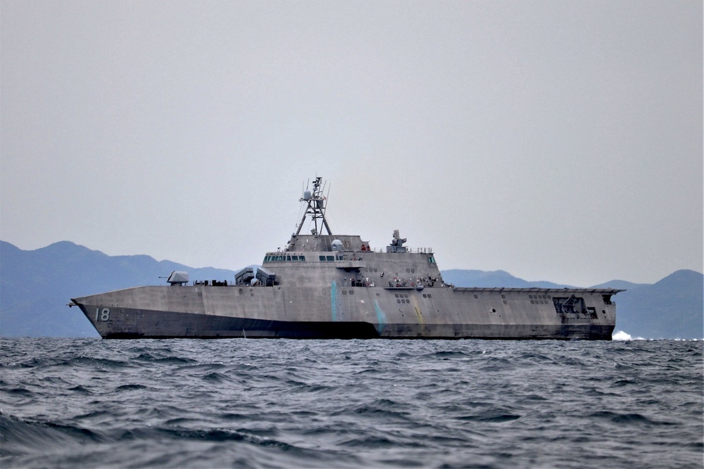USS Charleston (LCS 18) and EODMU 11 participate in Noble Vanguard