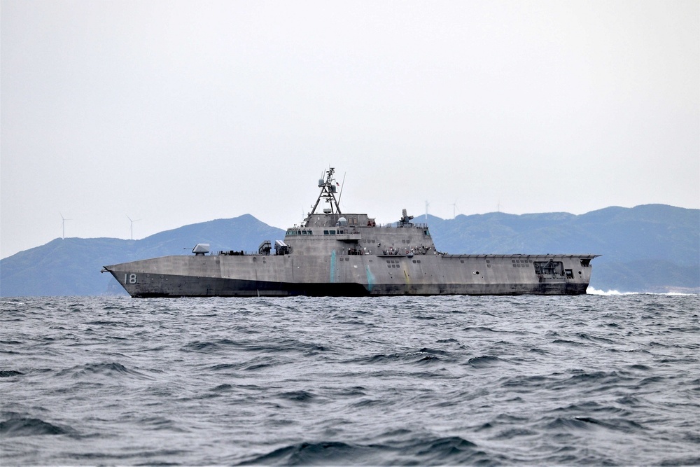 USS Charleston (LCS 18) and EODMU 11 participate in Noble Vanguard