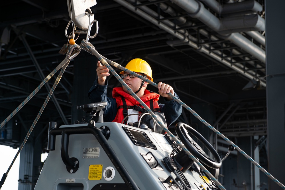 Sailors aboard USS Miguel Keith launch RIB during Noble Vanguard