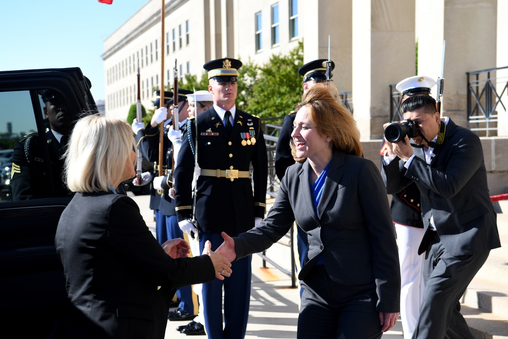 Armed Forces Full Honor Cordon in honor of the Austrain Federal Minister of Defense