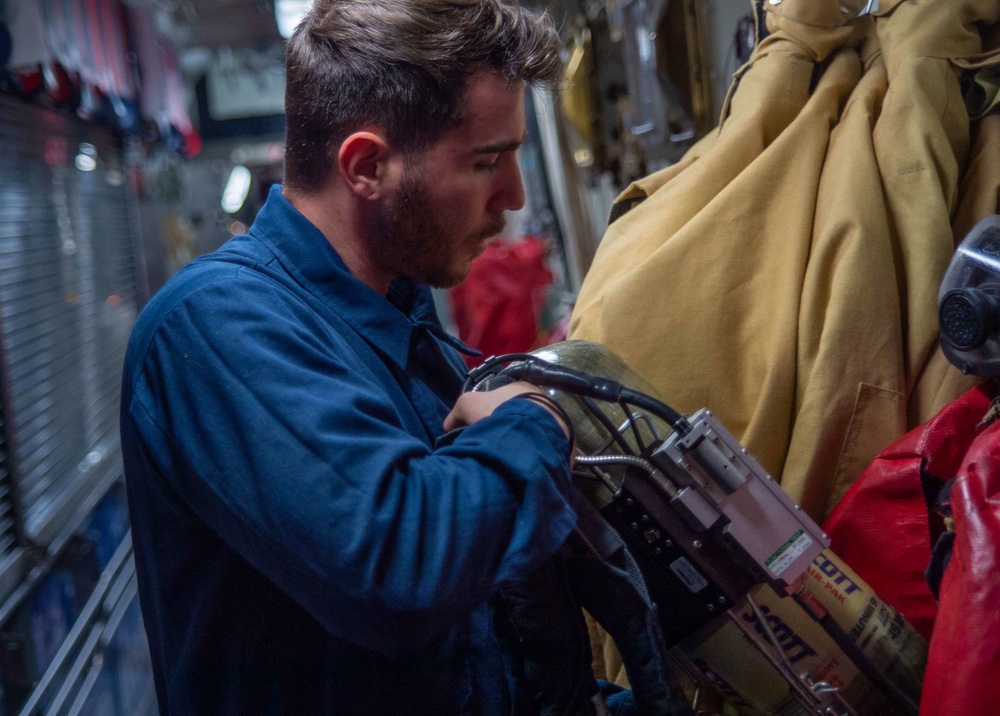 USS Jason Dunham (DDG 109) Conducts an In-Port Emergency Team Fire Drill