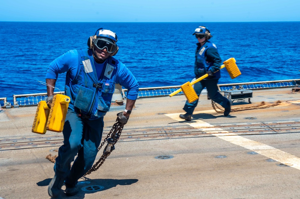 USS Jason Dunham (DDG 109) Conducts Flight Operations