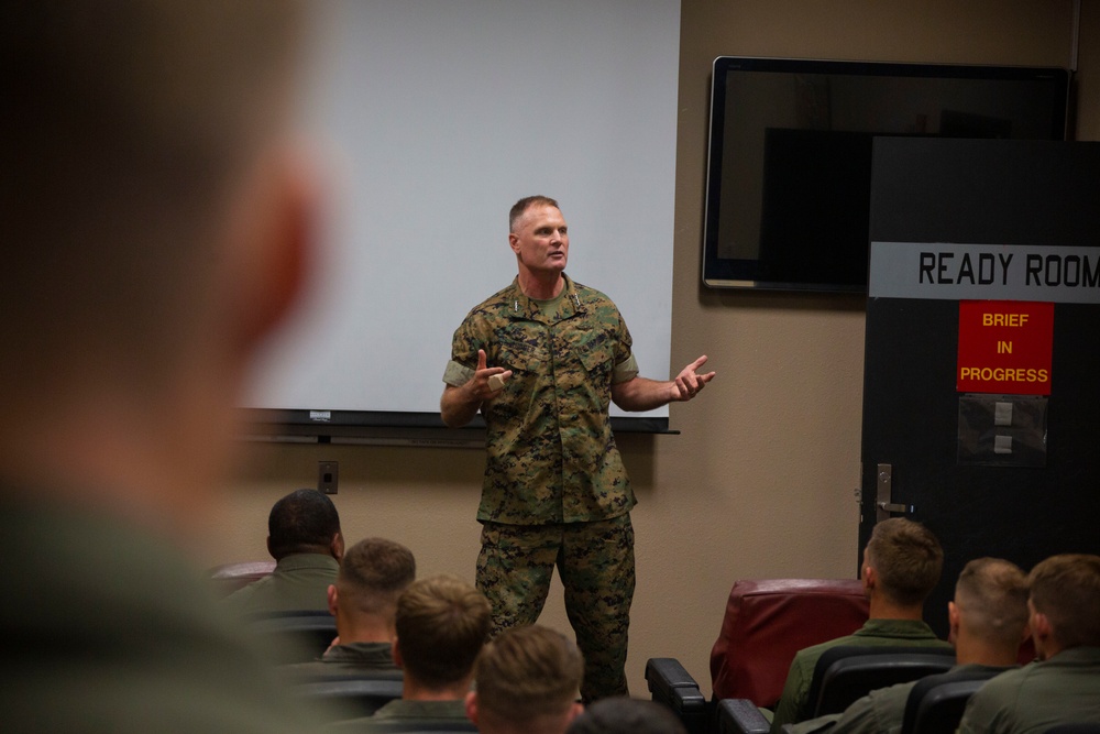 Commanding General of Marine Forces, Pacific visits Marine Aircraft Group 39