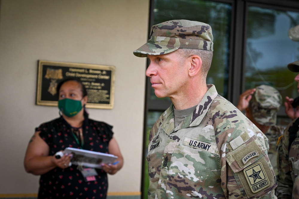 SMA visits 25th Infantry Division