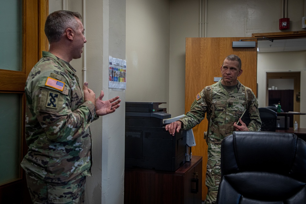 SMA visits 25th Infantry Division