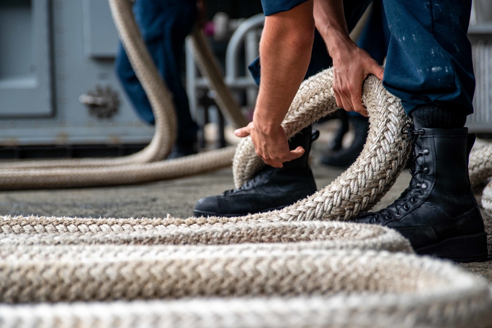 USS Ronald Reagan (CVN 76) Conducts Fantail Line Handling