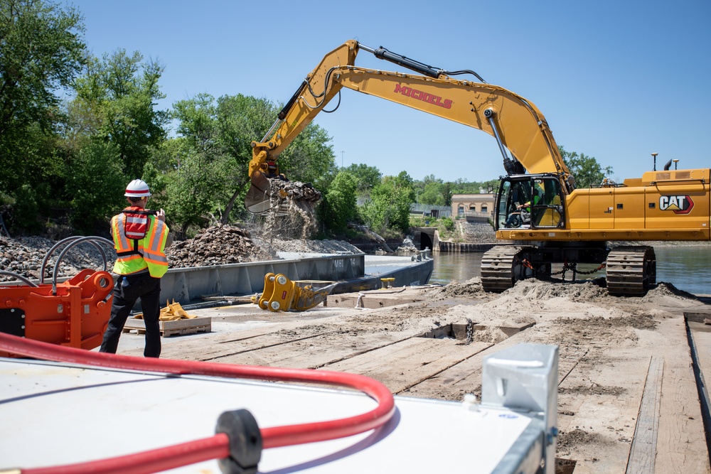 USACE Omaha District's Florence Bedrock Removal Project on the Missouri River
