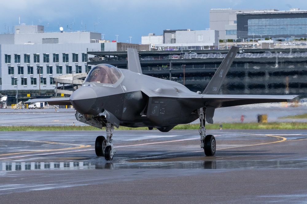 Aircraft arrive in Portland ahead of Oregon International Air Show