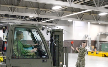 NAVSUP FLC PUGET SOUND SAILORS TRAIN WITH AIR FORCE CARGO HANDLERS