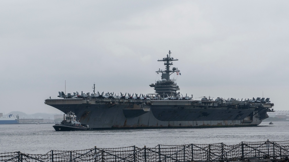 USS Abraham Lincoln (CVN 72) arrives at Commander, Fleet Activities Yokosuka