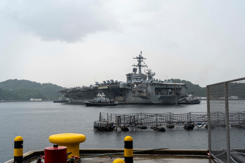 USS Abraham Lincoln (CVN 72) arrives at Commander, Fleet Activities Yokosuka