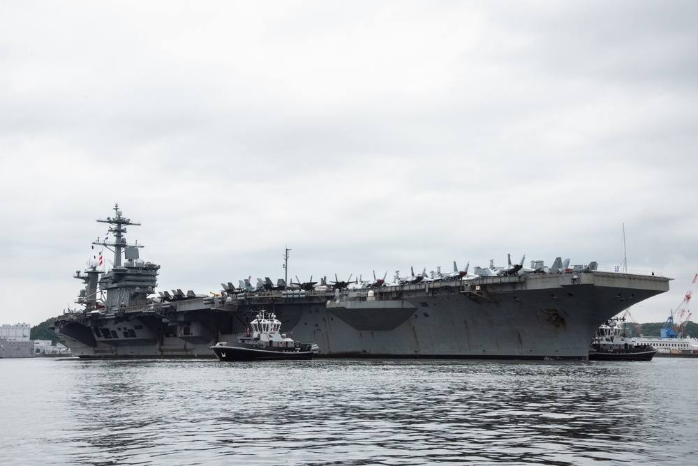 USS Abraham Lincoln arrives Yokosuka